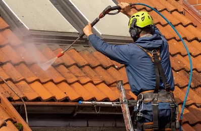 Démoussage et hydrofuge de toiture à Charnat